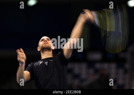 Sofia, Bulgaria - 12 novembre 2020: Adrian Mannarino in Francia serve durante il suo quarto finale contro Radu Albot in Moldavia durante l'ope di Sofia Foto Stock