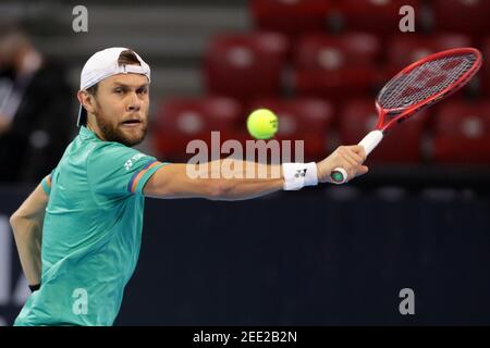 Sofia, Bulgaria - 12 novembre 2020: Radu Albot della Moldavia in azione durante il suo quarto finale di incontro contro Adrian Mannarino della Francia durante la Sofia Foto Stock