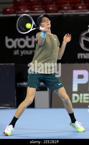 Sofia, Bulgaria - 12 novembre 2020: Jannik italiano in azione durante il suo quarto finale di incontro contro Alex de Minaur australiano durante i Sofi Foto Stock