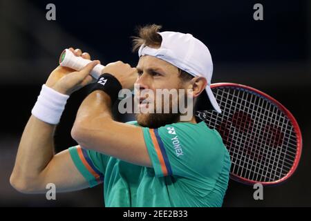 Sofia, Bulgaria - 12 novembre 2020: Radu Albot della Moldavia in azione durante il suo quarto finale di incontro contro Adrian Mannarino della Francia durante la Sofia Foto Stock