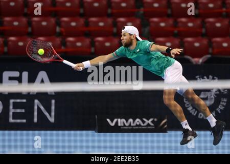 Sofia, Bulgaria - 12 novembre 2020: Radu Albot della Moldavia in azione durante il suo quarto finale di incontro contro Adrian Mannarino della Francia durante la Sofia Foto Stock