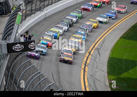 Daytona Beach, Florida, Stati Uniti. 15 Feb 2021. Austin Dillon (3) corre per la posizione di Daytona 500 al Daytona International Speedway di Daytona Beach, Florida. Credit: Logan Arce/ASP/ZUMA Wire/Alamy Live News Foto Stock