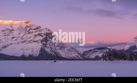 Vista panoramica del lago superiore Kananaskis, Alberta, Canada Foto Stock