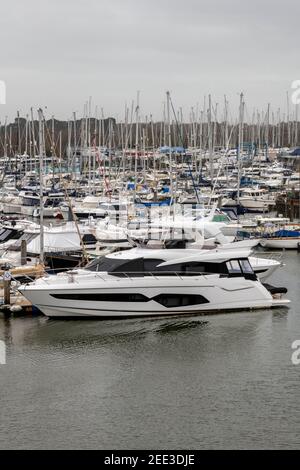 un porto turistico pieno di yacht a lymington nella nuova foresta piena di yacht e barche a motore Foto Stock