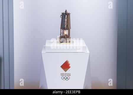 Tokyo, Giappone. 31 Agosto 2020. La lanterna a relè della torcia olimpica Tokyo 2020 è allestita presso il Museo Olimpico di Tokyo di fronte al nuovo Stadio Nazionale il 31 agosto 2020 a Tokyo, Giappone. I giochi sono stati originariamente impostati per iniziare il 24 luglio 2020, ma sono stati ritardati a causa della pandemia di Covid-19. I giochi sono stati provvisoriamente riprogrammati per il 23 luglio 2021. (Foto di Kazuki Oishi/Sipa USA)**Japan out** Credit: Sipa USA/Alamy Live News Foto Stock