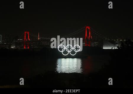 Tokyo, Giappone. 04 giugno 2020. Il monumento alle Olimpiadi di Tokyo (Tokyo 2020) sull'acqua a Daiba, Tokyo, e il Ponte del Porto di Tokyo (Ponte dell'Arcobaleno), dove un avviso di Tokyo è stato rilasciato per un COVID-19 il 4 giugno 2020 a Tokyo, Giappone. I giochi sono stati originariamente impostati per iniziare il 24 luglio 2020, ma sono stati ritardati a causa della pandemia di Covid-19. I giochi sono stati provvisoriamente riprogrammati per il 23 luglio 2021. (Foto di Kazuki Oishi/Sipa USA)**Japan out** Credit: Sipa USA/Alamy Live News Foto Stock