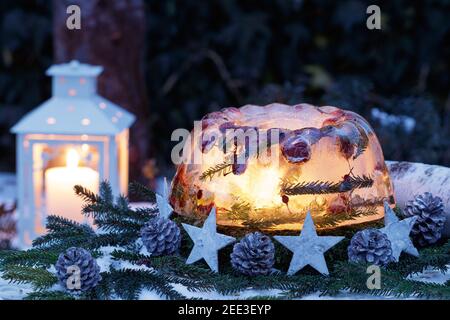 decorazione di natale con lanterna di ghiaccio, stelle di legno e coni Foto Stock