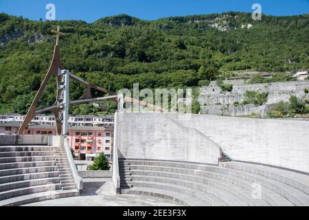 Chiesa Parrocchiale di Santa Maria Immacolata, Brutalist chiesa di Longarone, Italia. Foto Stock
