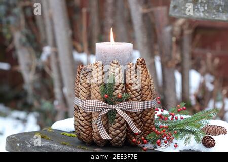 decorazione di natale con candela e coni di abete Foto Stock