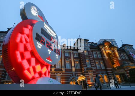 Tokyo, Giappone. 28 Feb 2020. Tokyo 2020 Olympic Countdown Object di fronte alla stazione di Tokyo il 28 febbraio 2020 a Tokyo, Giappone. I giochi sono stati originariamente impostati per iniziare il 24 luglio 2020, ma sono stati ritardati a causa della pandemia di Covid-19. I giochi sono stati provvisoriamente riprogrammati per il 23 luglio 2021. (Foto di Kazuki Oishi/Sipa USA)**Japan out** Credit: Sipa USA/Alamy Live News Foto Stock