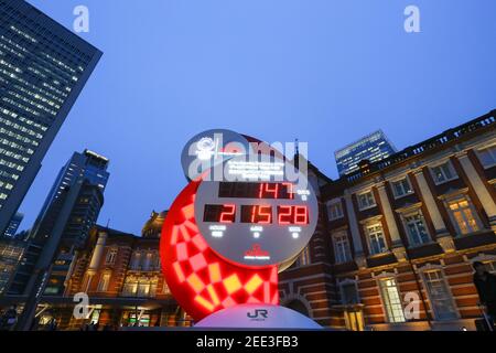 Tokyo, Giappone. 28 Feb 2020. Tokyo 2020 Olympic Countdown Object di fronte alla stazione di Tokyo il 28 febbraio 2020 a Tokyo, Giappone. I giochi sono stati originariamente impostati per iniziare il 24 luglio 2020, ma sono stati ritardati a causa della pandemia di Covid-19. I giochi sono stati provvisoriamente riprogrammati per il 23 luglio 2021. (Foto di Kazuki Oishi/Sipa USA)**Japan out** Credit: Sipa USA/Alamy Live News Foto Stock