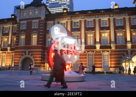 Tokyo, Giappone. 28 Feb 2020. Tokyo 2020 Olympic Countdown Object di fronte alla stazione di Tokyo il 28 febbraio 2020 a Tokyo, Giappone. I giochi sono stati originariamente impostati per iniziare il 24 luglio 2020, ma sono stati ritardati a causa della pandemia di Covid-19. I giochi sono stati provvisoriamente riprogrammati per il 23 luglio 2021. (Foto di Kazuki Oishi/Sipa USA)**Japan out** Credit: Sipa USA/Alamy Live News Foto Stock