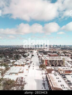 Austin, Stati Uniti. 15 Feb 2021. Una foto aerea di South Lamar Boulevard ad Austin, Texas, con uno strato di neve seguita da un'esplosione artica lunedì 15 febbraio 2021. South Lamar Boulevard è una delle strade principali che conducono al centro di Austin. Si può vedere il paesaggio urbano all'orizzonte. La potenza è attualmente fuori attraverso la maggior parte di Austin e del Texas e si consiglia ai residenti di rimanere a casa. (Foto di Pearcey propriamente detto/Sipa USA) Credit: Sipa USA/Alamy Live News Foto Stock