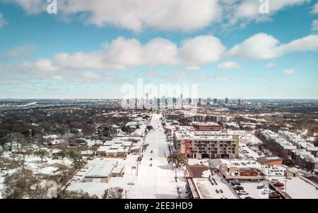 Austin, Stati Uniti. 15 Feb 2021. Una foto aerea di South Lamar Boulevard ad Austin, Texas, con uno strato di neve seguita da un'esplosione artica lunedì 15 febbraio 2021. South Lamar Boulevard è una delle strade principali che conducono al centro di Austin. Si può vedere il paesaggio urbano all'orizzonte. La potenza è attualmente fuori attraverso la maggior parte di Austin e del Texas e si consiglia ai residenti di rimanere a casa. (Foto di Pearcey propriamente detto/Sipa USA) Credit: Sipa USA/Alamy Live News Foto Stock