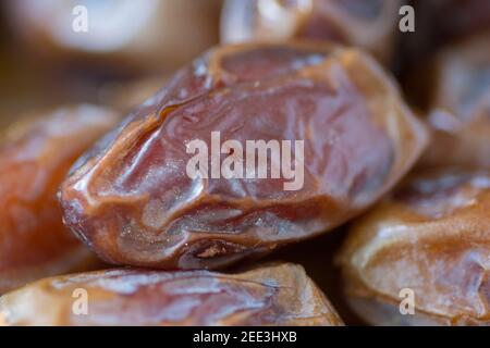 Primo piano vista delle date secche Medjool (frutti della palma da dattero) accatastati Foto Stock