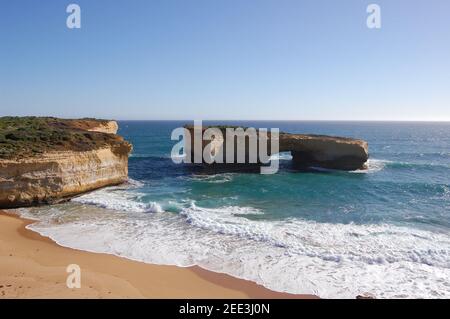 Il London Bridge, conosciuto anche come London Arch, è una pila di pietra calcarea (formazione rocciosa) al largo della Great Ocean Road, Australia Foto Stock