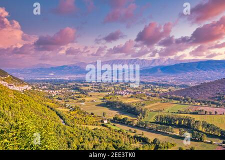 Vasto, Abruzzo, Italia: Paesaggio all alba della città vecchia sulla collina verde sotto un cielo drammatico e ricco di oleandri fiori in primo piano Foto Stock