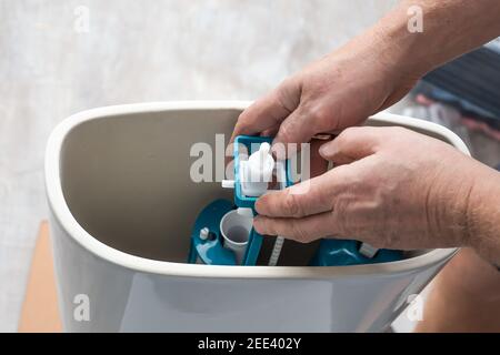 Un idraulico utilizza uno stantuffo per sbloccare un wc Foto stock - Alamy