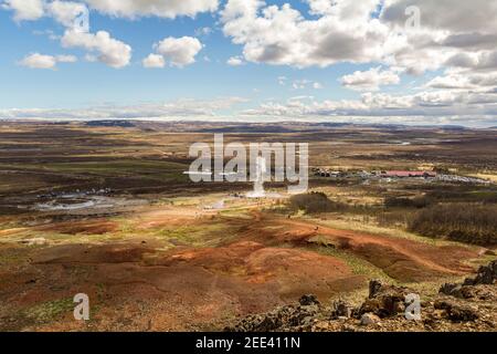 Vista della valle di Geyser, Haukadalur geyser eruttare in una giornata di sole, Islanda Foto Stock