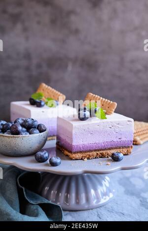 Deliziosa cheesecake al mirtillo senza cottura con frutti di bosco freschi Foto Stock