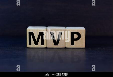 MVP, simbolo del prodotto minimo. Cubetti di legno con la parola MVP, prodotto minimo vitale. Splendido sfondo grigio. Business e MVP, minimo viabl Foto Stock