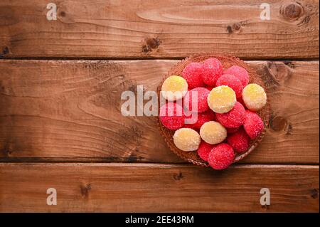 Castagnole colorato. Dolci tradizionali durante il carnevale in italia. Street food, biscotti rotondi con zucchero per il carnevale di Venezia. Spazio di copia. Sopra Foto Stock