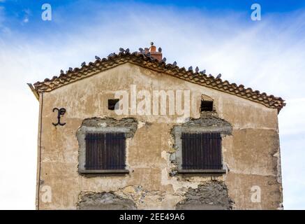 Foto di dettaglio con facciata danneggiata parete di mattoni e pietra di marmo Foto Stock