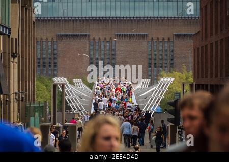 Persone sul Millennium Bridge. Il Millennium Bridge è un ponte sospeso in acciaio sul Tamigi per i pedoni. Foto Stock