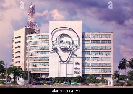 Edificio del Ministero delle comunicazioni con immagine di Camilo Cienfuegos, l'Avana, Cuba Foto Stock