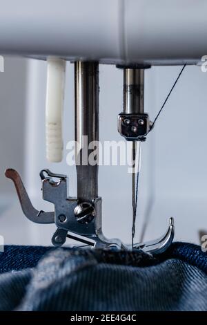 primo piano dell'ago e del filo di una moderna macchina da cucire, con boque, macchina elettronica domestica, studente di abbigliamento design. imprenditori. verdi Foto Stock