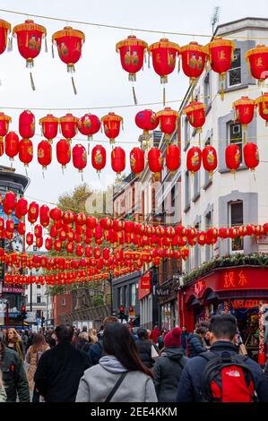 11/09/2019. Londra, Regno Unito. Lanterne rosse che decorano strade e passaggi nel quartiere di Chinatown a Soho. Foto Stock