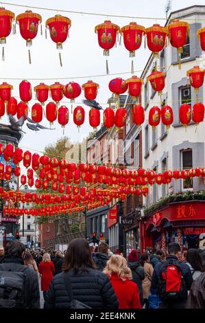 11/09/2019. Londra, Regno Unito. Lanterne rosse che decorano strade e passaggi nel quartiere di Chinatown a Soho. Foto Stock