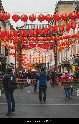 11/09/2019. Londra, Regno Unito. Lanterne rosse che decorano strade e passaggi nel quartiere di Chinatown a Soho. Foto Stock