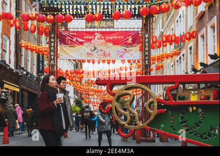 11/09/2019. Londra, Regno Unito. Lanterne rosse che decorano strade e passaggi nel quartiere di Chinatown a Soho. Foto Stock