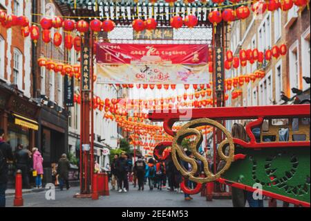 11/09/2019. Londra, Regno Unito. Lanterne rosse che decorano strade e passaggi nel quartiere di Chinatown a Soho. Foto Stock