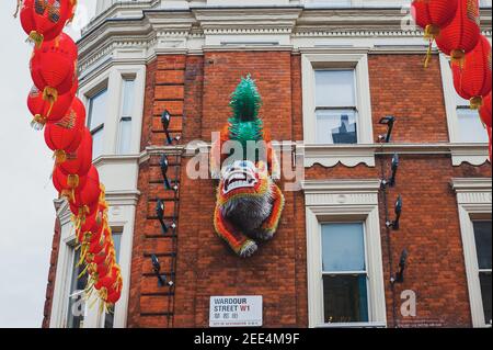 11/09/2019. Londra, Regno Unito. Lanterne rosse che decorano strade e passaggi nel quartiere di Chinatown a Soho. Foto Stock