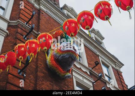 11/09/2019. Londra, Regno Unito. Lanterne rosse che decorano strade e passaggi nel quartiere di Chinatown a Soho. Foto Stock