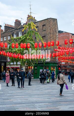 11/09/2019. Londra, Regno Unito. Lanterne rosse che decorano strade e passaggi nel quartiere di Chinatown a Soho. Foto Stock