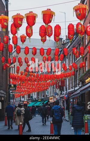 11/09/2019. Londra, Regno Unito. Lanterne rosse che decorano strade e passaggi nel quartiere di Chinatown a Soho. Foto Stock