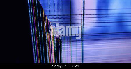 Monitor del computer rotto difettoso. Background tecnologico astratto. Sfarfallio del display LCD difettoso. Errore di glitch dallo schermo rotto. Foto Stock