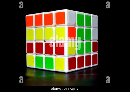 Cubo di Rubik isolato su sfondo nero. Colori diversi Foto Stock