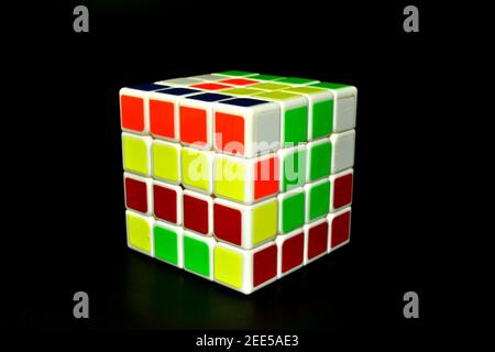 Cubo di Rubik isolato su sfondo nero. Colori diversi Foto Stock