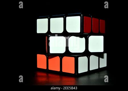 Cubo di Rubik isolato su sfondo nero. Colori diversi Foto Stock