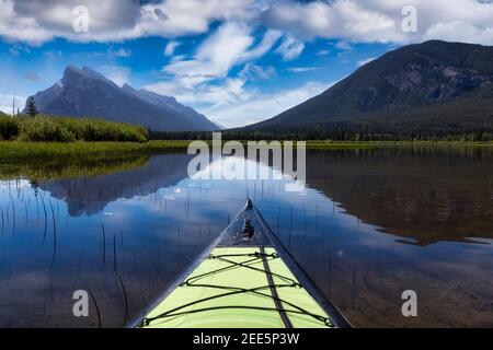 Kayak in uno splendido lago circondato dal Canadian Mountain Foto Stock