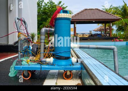 Una pompa filtro pulisce l'acqua della piscina. Dispositivo per la pulizia automatica delle piscine. Foto Stock