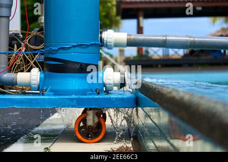 Una pompa filtro pulisce l'acqua della piscina. Dispositivo per la pulizia automatica delle piscine. Foto Stock