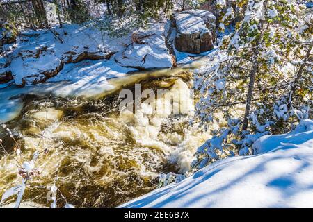 Marble Rapids Eels Creek Apsley Ontario Canada in inverno Foto Stock