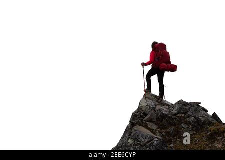 Hiker ragazza avventuroso con le mani in su sulla parte superiore di a. Ripida scogliera rocciosa Foto Stock