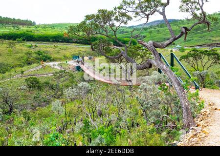 Capitólio - MG, Brasile - 08 dicembre 2020: Ponte sospeso del Belvedere dei Canyons, Mirante dos Canyons in portoghese. Foto Stock