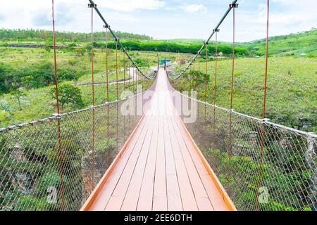 Capitólio - MG, Brasile - 08 dicembre 2020: Ponte sospeso del Belvedere dei Canyons, Mirante dos Canyons in portoghese. Foto Stock